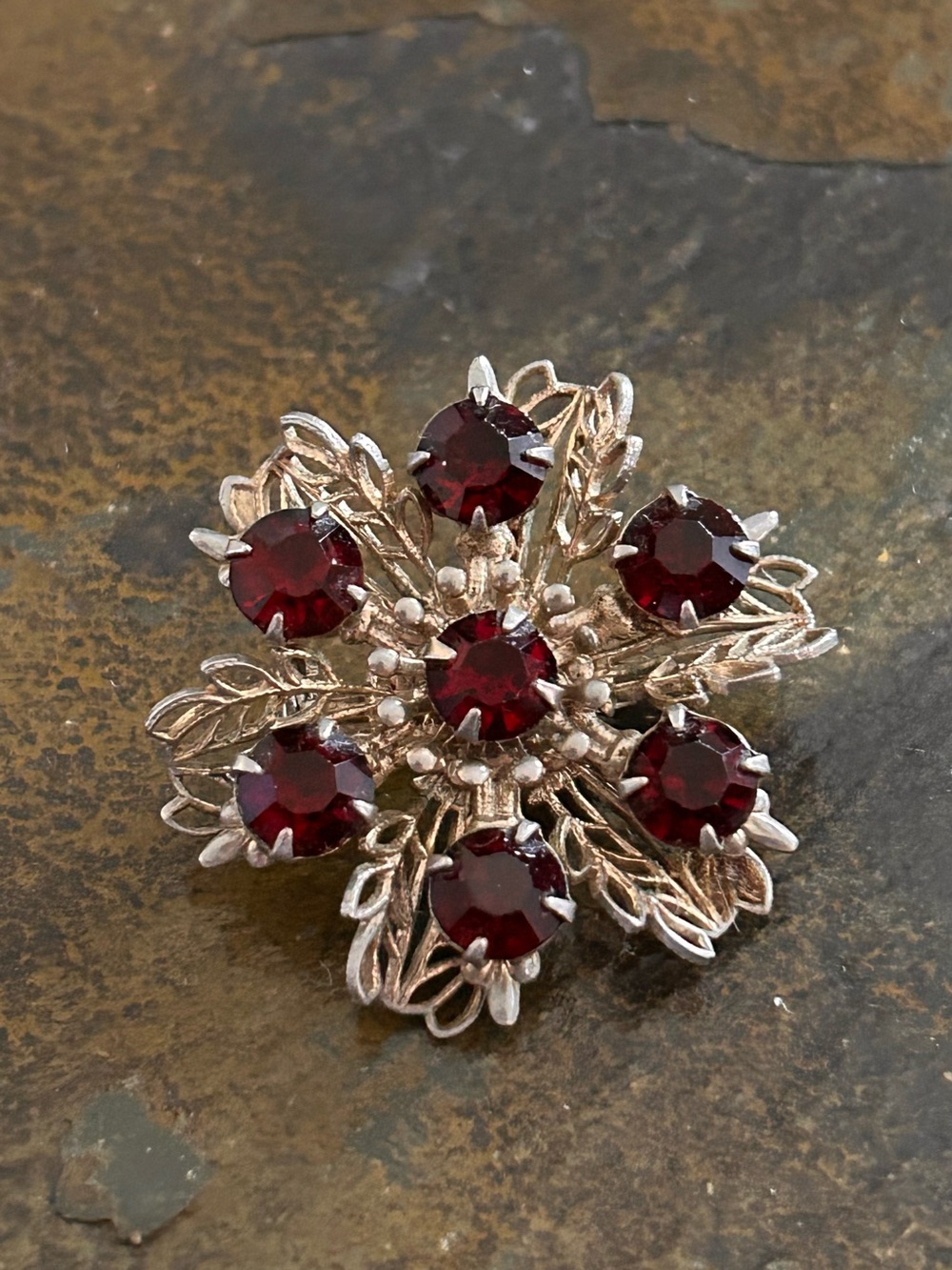 GORGEOUS Vintage 50’s Rhinestone Deep Red Starburst Bronze Tone Brooch
